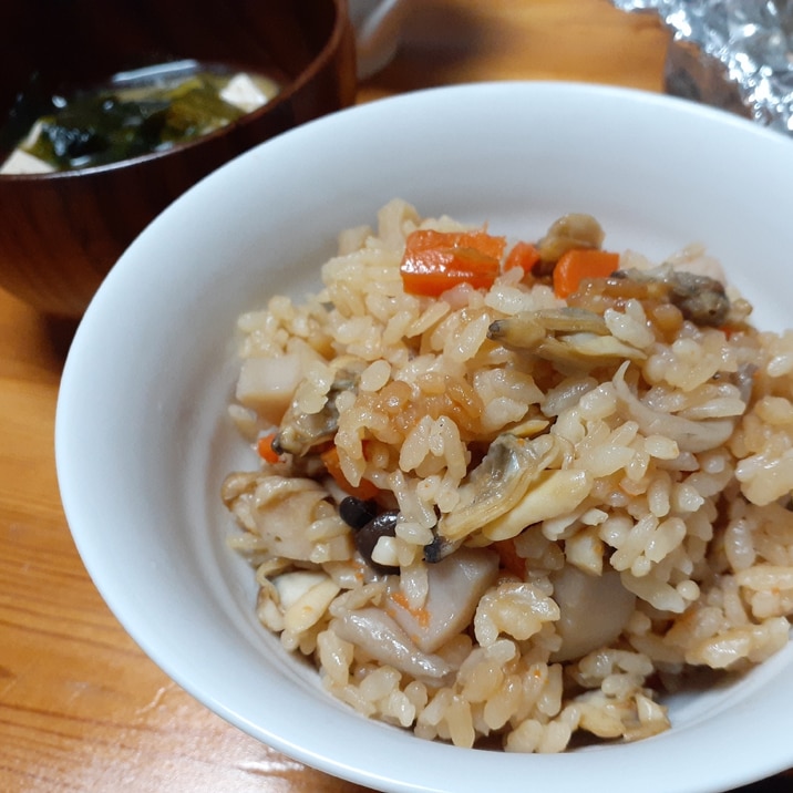 ぷりぷりあさりで！根菜ときのこの炊き込みご飯！